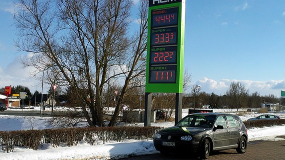 Fehlerhafte Benzinpreise auf einer Tankstellen-Anzeigetafel © NDR Foto: Torsten Hänsel aus Laage