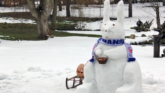 Ein großer Schneehase bringt süße Gaben © NDR Foto: Gebhard Fischer aus Teterow