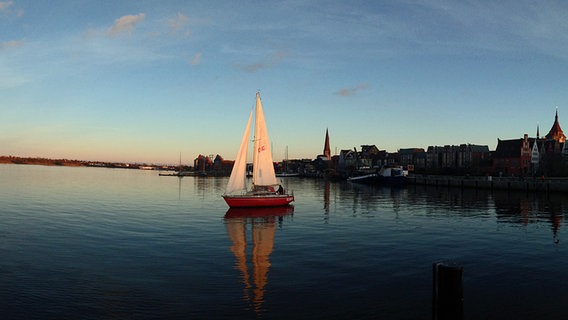 Sonnenuntergang über dem Stadthafen Rostock © NDR Foto: Lukas Schenk aus Rostock