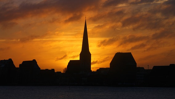 Silhouette der Petrikirche Rostock vor rotem Himmel. © NDR Foto: Sven Johnsen aus Rostock