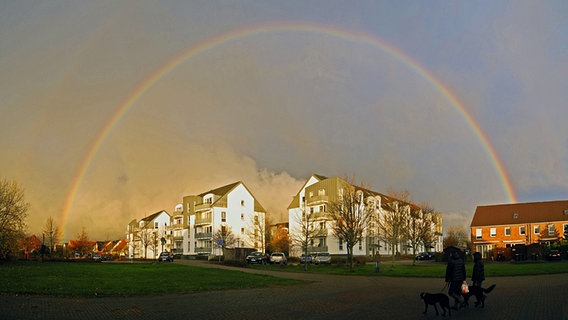 Regenbogen über Rostock-Biestow © NDR Foto: Hubertus Künstner aus Rostock