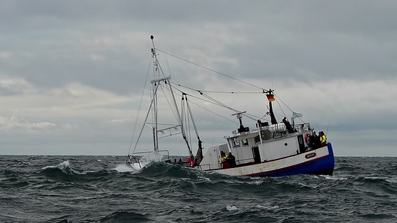 Ein Fischkutter auf bewegter See vor Warnemünde © NDR Foto: Bringfried Eisermann aus Bentwisch