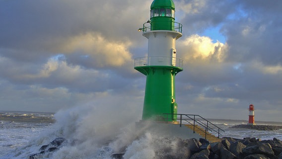 Leuchtfeuer von Warnemünde in peitschenden Wellen. © NDR Foto: Danilo Schubert aus Rostock