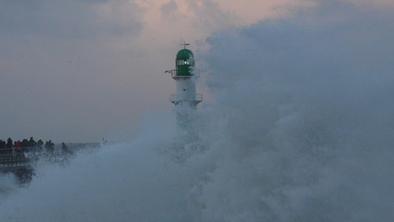 Leuchtturm wird von einer großen Welle überflutet. © NDR Foto: Ulirch Sümnicht aus Rostock