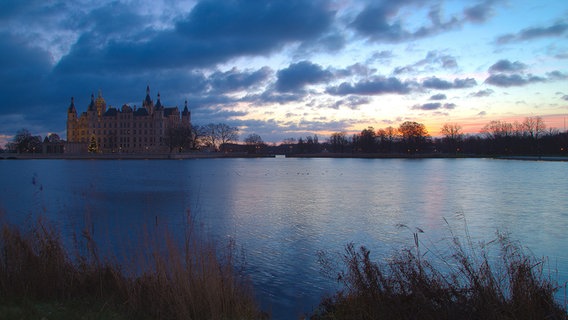 Das Schweriner Schloss im Sonnenaufgang © NDR Foto: Steffen Dase aus Rostock