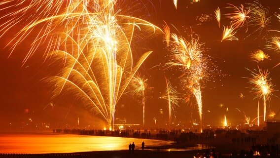 Feuerwerk am Strand von Warnemünde © NDR Foto: Peter Schumacher aus Sievershagen