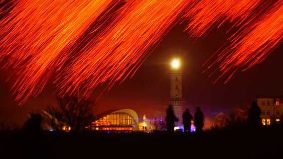 Leuchtturm in Flammen in Warnemünde © NDR Foto: Peter Schumacher aus Sievershagen