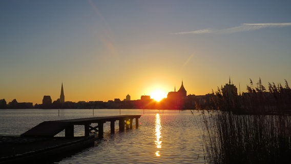 Sonnenaufgang über der Hansestadt Rostock © NDR Foto: Sven Johnsen aus Rostock