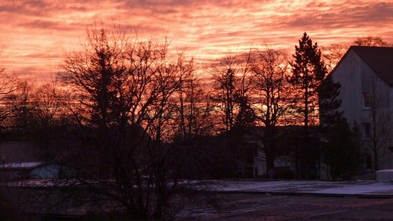 Roter Himmel mit Wolken © NDR Foto: Rainer Wickborn aus Sanitz