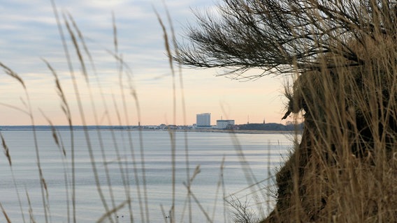 Blick auf Warnemünde mit Steilküste im Vordergrund © NDR Foto: Hans-Jürgen Retzlaff aus Schwerin