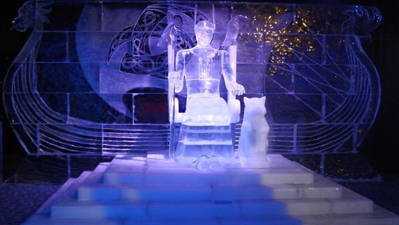 Eisskulptur in der Ausstellung "Karls 11. Eiswelt" auf dem Erdbeerhof in Rövershagen © NDR Foto: Siegfried Matylis aus Rostock