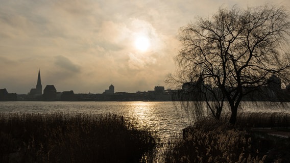 Silhouette von Rostock im stimmungsvollen Licht © NDR Foto: Philipp Böhm aus Rostock