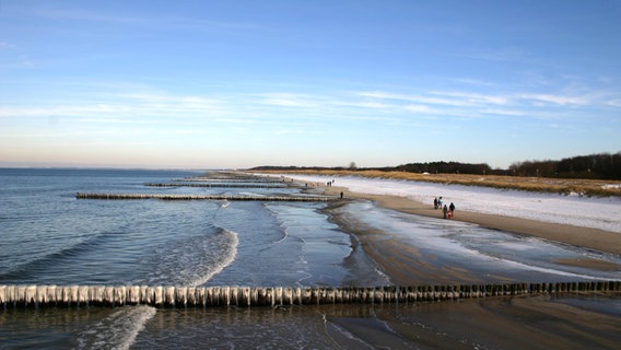 Ostseestrand mit Schnee und vereisten Buhnen. © NDR Foto: Henning Maas aus Rostock