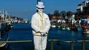 Pantomime auf der Drehbrücke in Warnemünde © NDR Foto: Frank Eilrich aus Krakow am See
