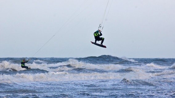 Kitesurfer auf der Ostsee © NDR Foto: Michael Berger aus Rostock