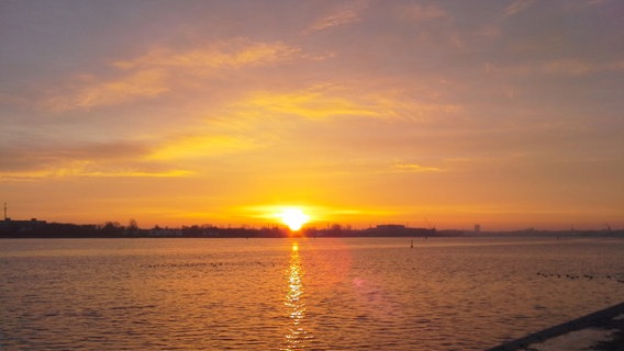 Sonnenaufgang über einem Hafen © NDR Foto: Detlef Roggentin aus Bad Doberan