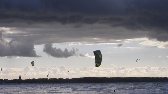 Windsurfer auf der Ostsee bei Warnemünde © NDR Foto: Siegfried Matylis aus Rostock