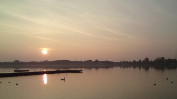 Leichter Nebel liegt über einem See. © NDR Foto: Ricky Markwart aus Mühl Rosin