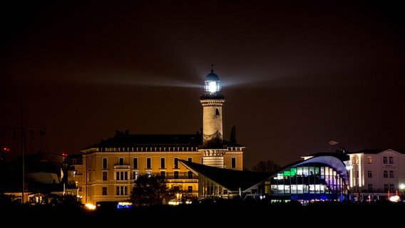Leuchtturm bei Nacht in Warnemünde © NDR Foto: Yvonne Kaehler aus Güstrow