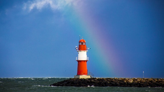 ein Regenbogen am Leuchtturm in Warnemünde © NDR Foto: Yvonne Kaehler aus Güstrow
