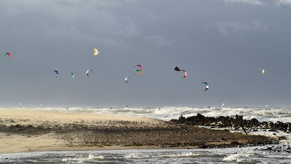 Kite-Surfer am Strand von Kühlungsborn © NDR Foto: Jana Hobe aus Rostock