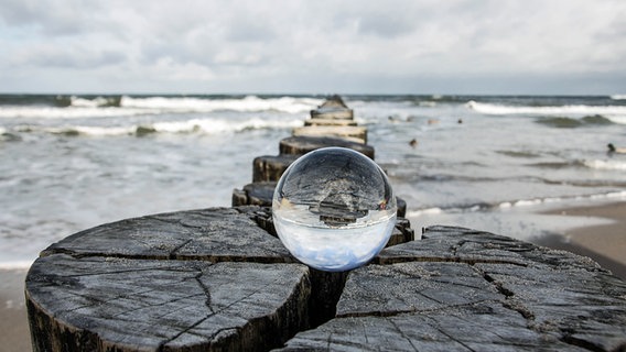 Eine Glaskugel liegt auf den Buhnen in der Ostsee vor Warnemünde. © NDR Foto: Yvonne Kaehler aus Güstrow