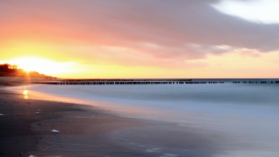 Sonnenuntergang am Strand © NDR Foto: Matthias Ehlert aus Klein Roge