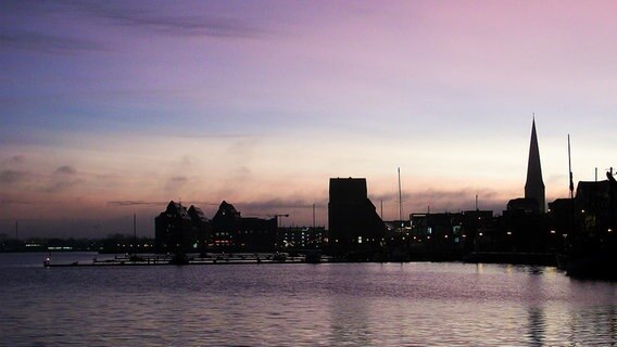 Sonnenaufgang hinter der Stadtsilhouette von Rostock © NDR Foto: Ingo Krummheuer aus Rövershagen