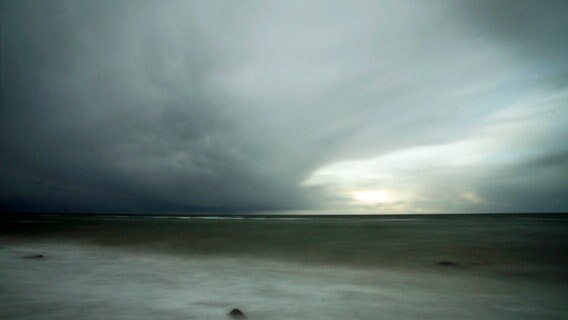 Die Ostsee verschmilzt am Horizont mit dem Himmel. © NDR Foto:  Peter Schumacher aus Sievershagen.