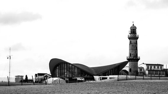 Der Leuchtturm und der Teepott in Warnemünde in einer schwarz-weiß Aufnahme. © NDR Foto: Yvonne Kaehler aus Güstrow