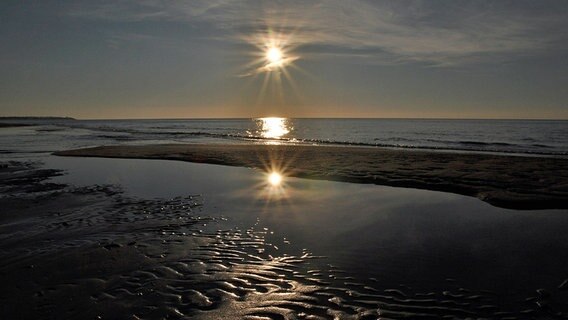 Sonne spiegelt sich im Wasser © NDR Foto: Thomas Hausrath und Marcel Guth aus Rostock.