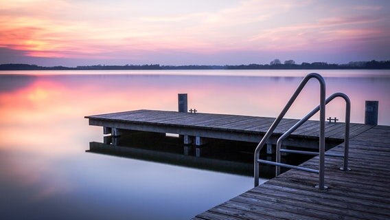 Steg im Sonnenuntergang © NDR Foto: David Sümnich aus Güstrow