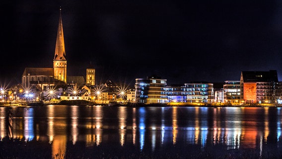 Rostock bei Nacht. © NDR Foto: Patrick Ortel aus Rostock