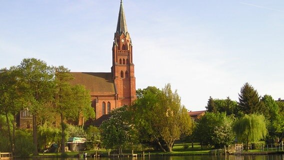 Majestätisch erhebt sich die St. Marien-Kirche von Röbel aus dem Grünen. © NDR Foto: Barbara Gehrke aus Burg Stargard