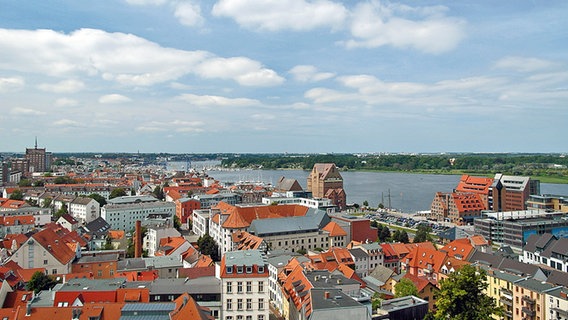 Ausblick auf die Innenstadt von Rostock und die Warnow von der Aussichtsplattform der Petrikirche. © NDR Foto: Helmut Kuzina aus Wismar
