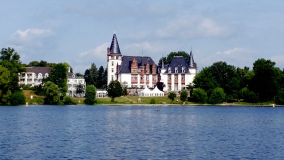 Blick von der Müritz auf Schloss Klink. © NDR Foto: Bärbel Koch aus Neustrelitz