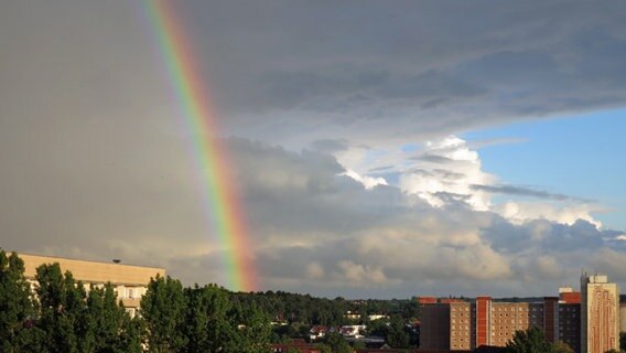 Regenbogen über einer Stadt © NDR Foto: Wolfgang Kruse aus Neubrandenburg