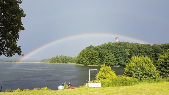 Regenbogen über einem See © NDR Foto: Hannes Kulitschkow aus Krakow am See
