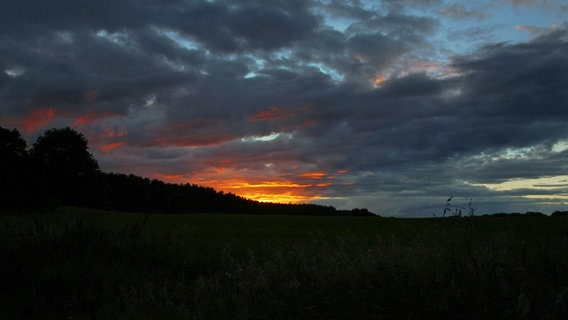 Dunkle Wolken bei Sonnenuntergang © NDR Foto: Kristina Schmaglowski aus Malchow