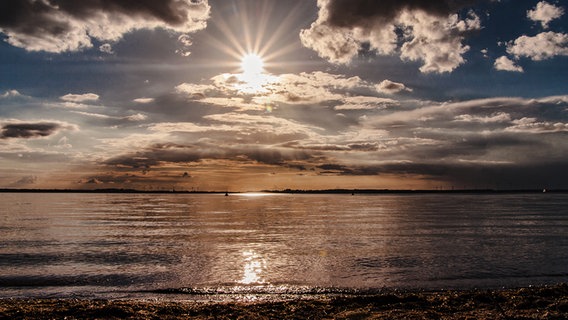 Sonnenuntergang am See © NDR Foto: Kristina Schmaglowski aus Malchow