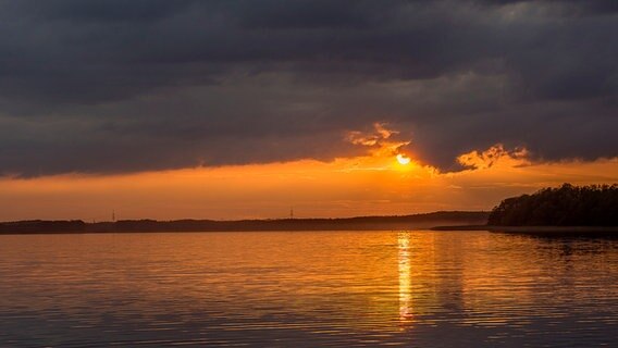 Sonnenuntergang an einem See © NDR Foto: Heinz Franke aus Groß Roge