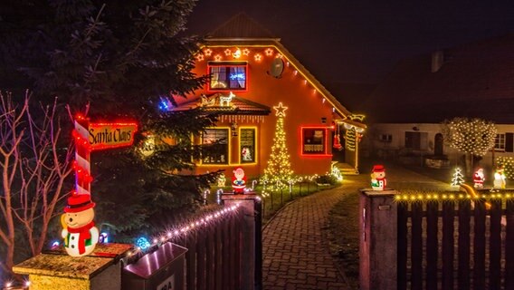 Weihnachtlich beleuchtetes Haus. © NDR Foto: Norbert Brandt aus Neubrandenburg