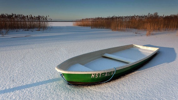 Boot steckt im gefrorenen See fest © NDR Foto: Diana Klawitter aus Datzetal Bassow