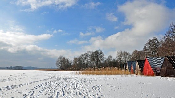 Verschneite Winterlandschaft mit Bootshäusern © NDR Foto: Norbert Brandt aus Neubrandenburg