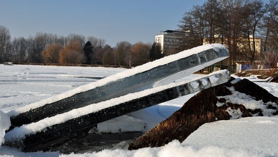 Zwei Eisschollen haben sich aufeinander geschoben © NDR Foto: Andrea Werner aus Waren/Müritz