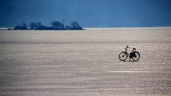 Ein Fahrrad steht auf einem zugefrorenen See. © NDR Foto: Werner Bayer aus Neubrandenburg