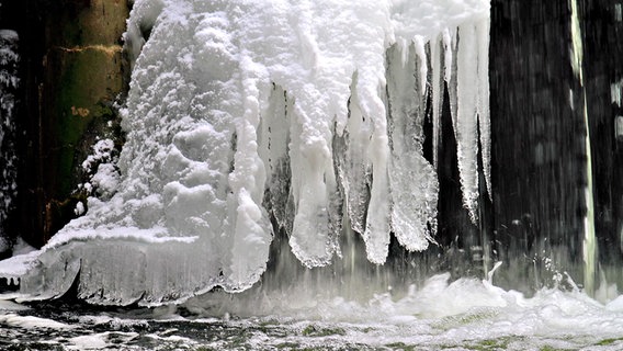 Ein kleiner gefrorener Wasserfall. © NDR Foto: Helgard Schnabel aus Neubrandenburg
