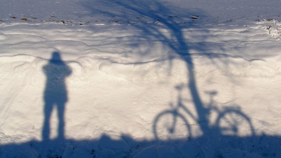 Der Schatten von einem Menschen ist im Schnee zu sehen. © NDR Foto: Reiner Werner aus Waren/Müritz