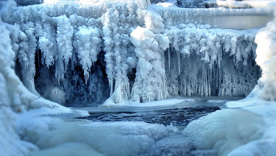 Vereister Wasserfall an der Zirzower Mühle © NDR Foto: Gerhard Rosenfeld aus Neubrandenburg