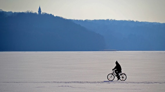 Radfahrer auf dem zugefrorenen Tollensesee © NDR Foto: Werner Bayer aus Neubrandenburg